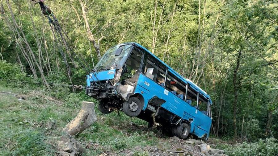 Bus nella scarpata in Lunigiana, recuperato il mezzo finito fuori strada – Video