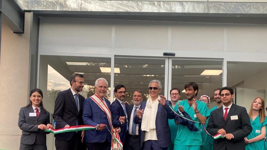 Massa, Bocelli inaugura il nuovo blocco operatorio dell’Ospedale del cuore – Video