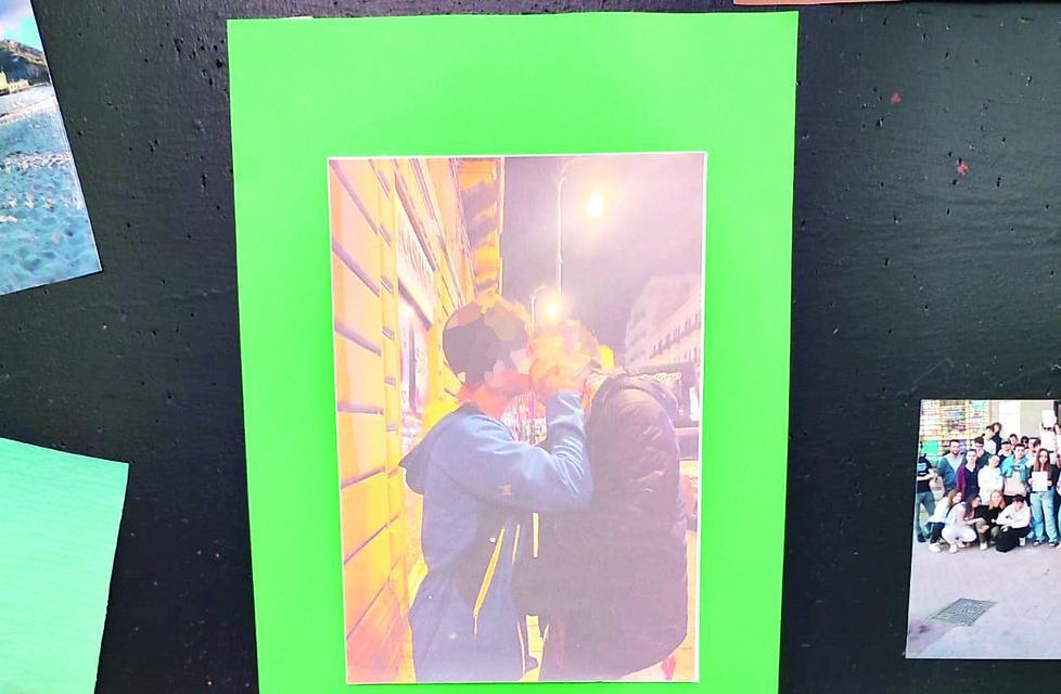 La foto del bacio gay a scuola: «Solidarietà agli insegnanti» 