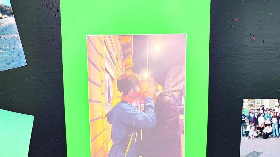 La foto del bacio gay a scuola: «Solidarietà agli insegnanti»