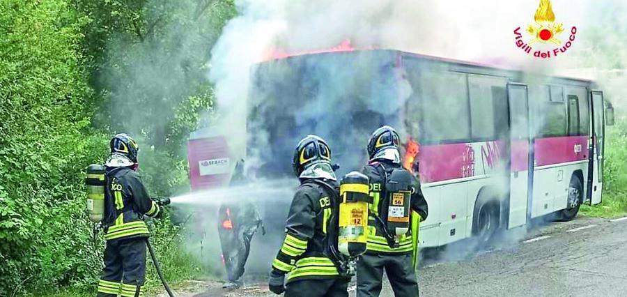 A fuoco il bus con quindici passeggeri a bordo