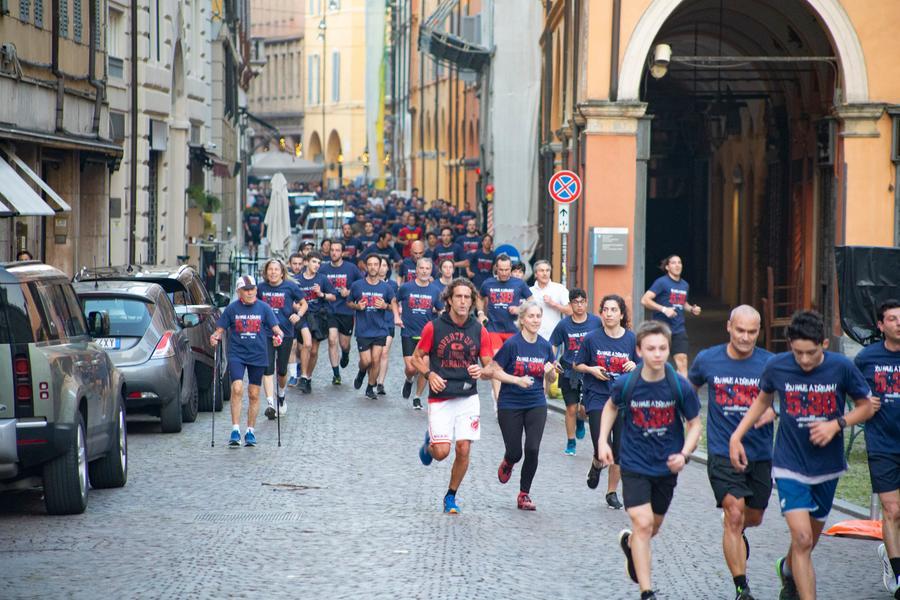 Modena, Run 5.30: in migliaia di corsa all’alba per le strade della città – TUTTE LE FOTO
