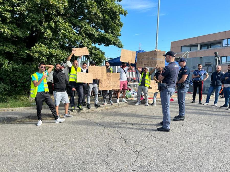 Campi Bisenzio, la polizia sgombera i facchini in sciopero davanti a Mondo Convenienza – Video