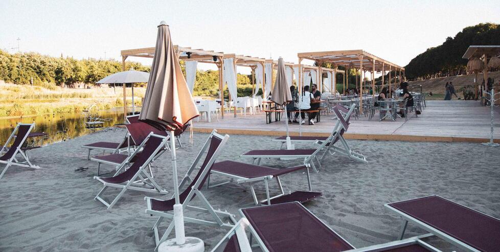 Riapre la spiaggia dei pratesi: sulla sponda del Bisenzio l’alternativa al mare