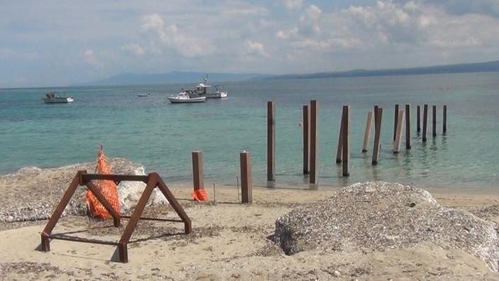 Lo scheletro del pontile nella spiaggia di Sa Marigosa a San Vero Milis
