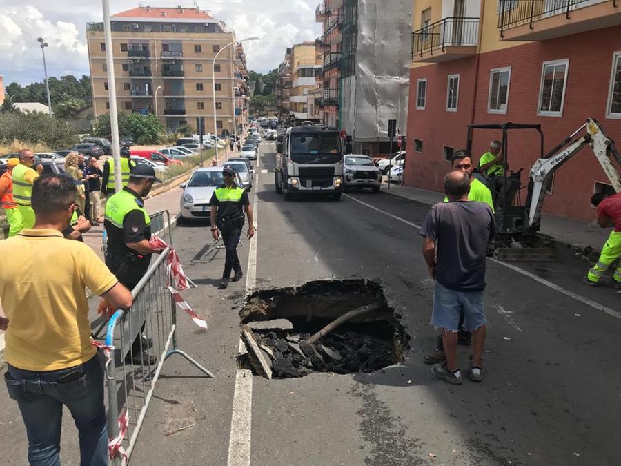 
	La voragine di oltre due metri nella via Trentino <em>(foto Mario Rosas)</em>

