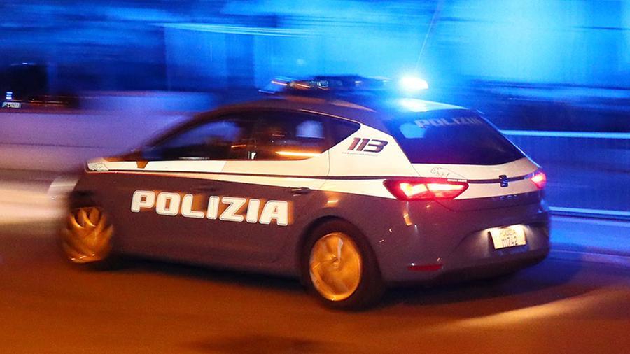Pisa, prende a pugni e accoltella la compagna fuori da un bar: ricercato dalla polizia