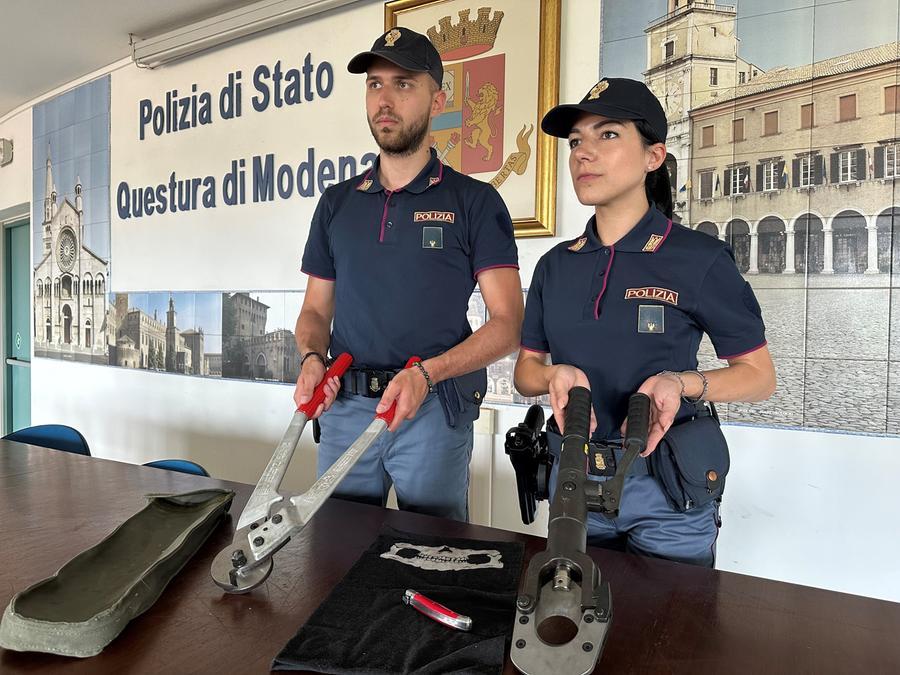 Modena. Sorpresi nella notte con arnesi da scasso, cesoie e un coltello a serramanico: cinque persone denunciate