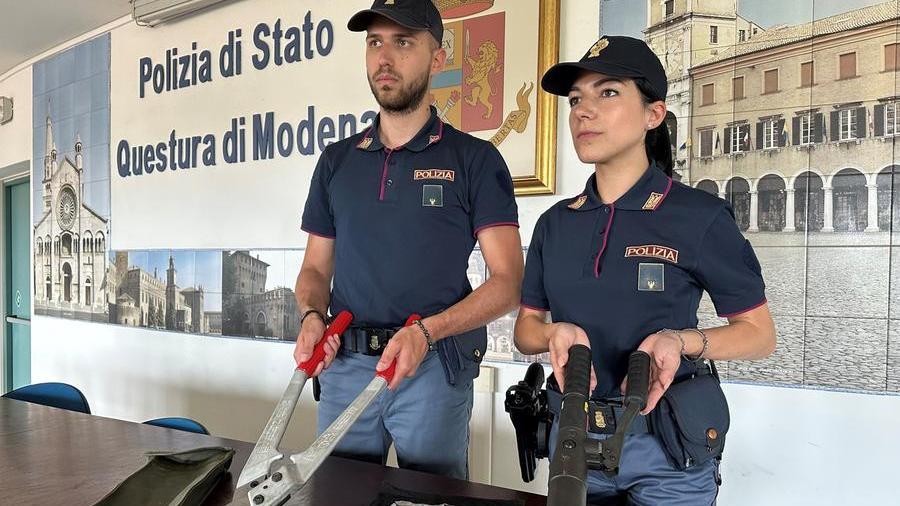 Modena. Sorpresi nella notte con arnesi da scasso, cesoie e un coltello a serramanico: cinque persone denunciate