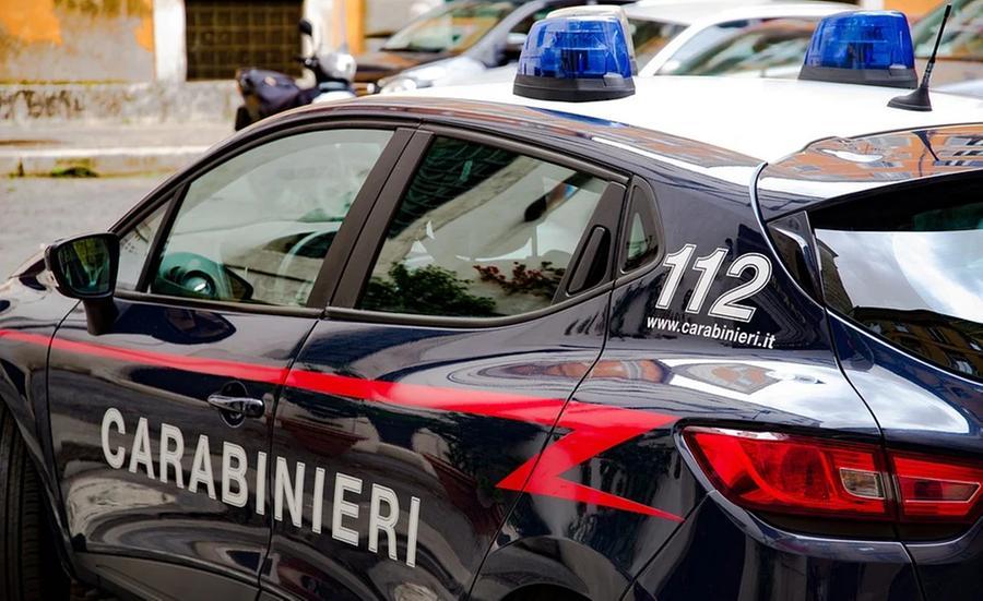 Sfondano portone di un’azienda e usano dei chiodi per sfuggire ai carabinieri: recuperata la refurtiva
