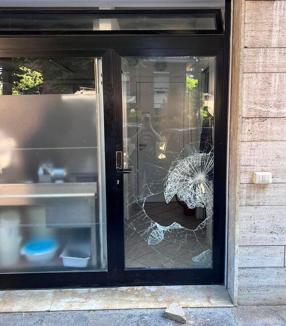 Carpi, altra spaccata alla pizzeria The Kiss: «I vicini hanno visto un ragazzino»