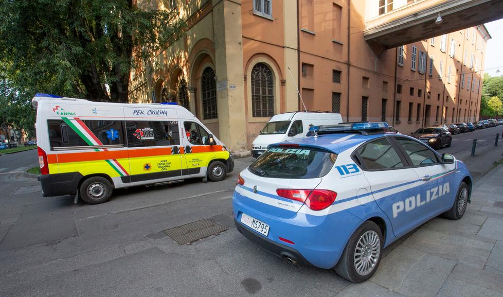 Modena, si scontrano per strada: pedone aggredisce ciclista con lo spray urticante 