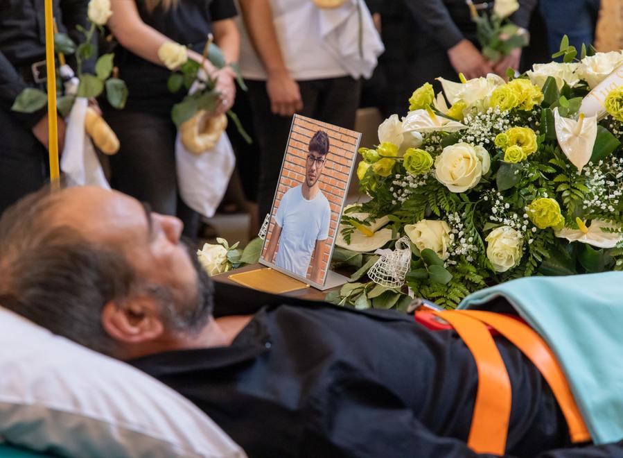 Codigoro, il papà in barella assiste alla funzione accanto alla bara del figlio