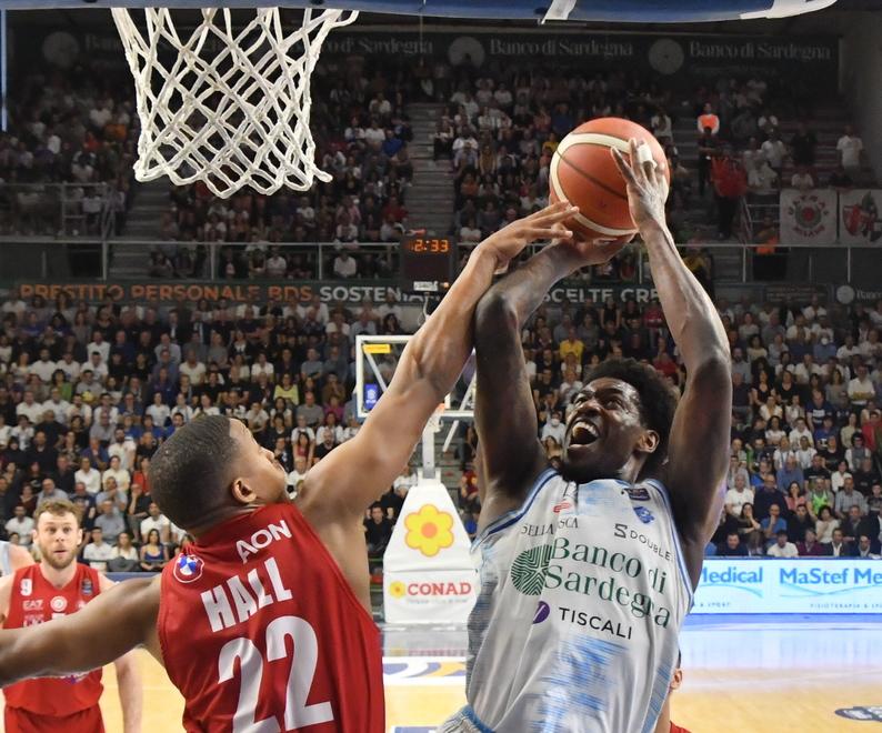 La Dinamo a testa alta, Milano vola in finale: applausi per i biancoblù