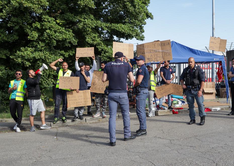 Il presidio dei facchini in sciopero davanti al magazzino di Mondo Convenienza  a Campi Bisenzio