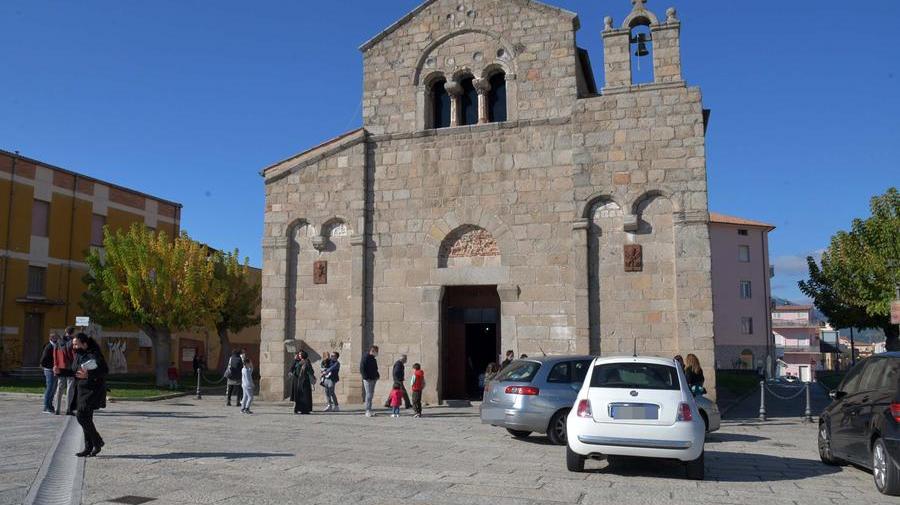 Olbia, crociata del Consiglio contro i parcheggi nel sagrato della basilica