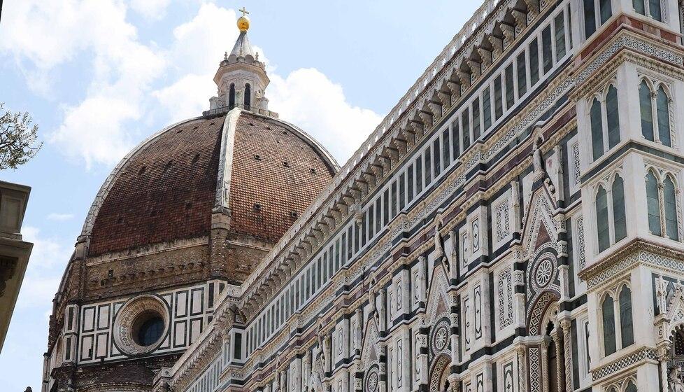 Una vista della Cupola e della cattedrale  di Santa Maria del Fiore dalla piazza