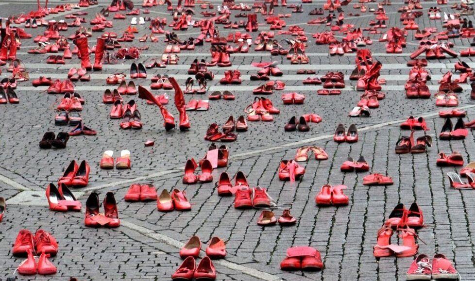 Nella foto le scarpette rosse, simbolo della lotta alla violenza sulle donne