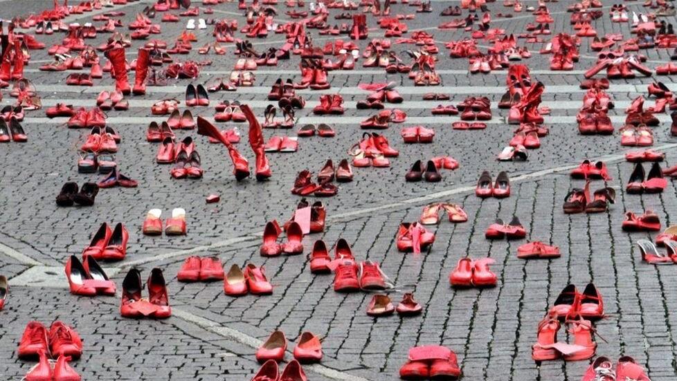 Nella foto le scarpette rosse, simbolo della lotta alla violenza sulle donne