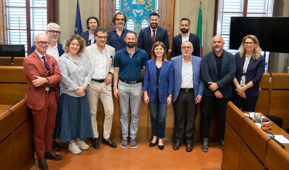 Foto di gruppo nel Salone consiliare di Empoli per i presenti alla firma del patto parasociale