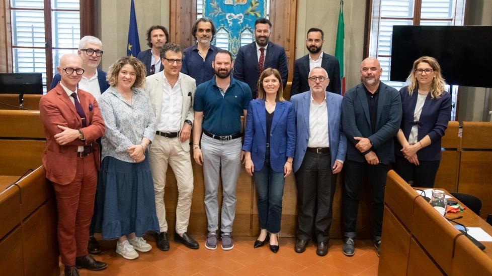 Foto di gruppo nel Salone consiliare di Empoli per i presenti alla firma del patto parasociale