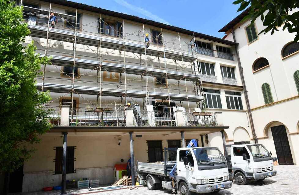 Gli operai della Ippolito Costruzioni hanno montato un ponteggio sull’edificio di via del Giardino Botanico (foto Sernacchioli)