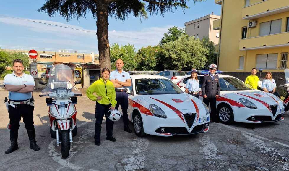 Alcuni agenti della polizia municipale di Montecatini in servizio al comando che si trova in via del Salsero