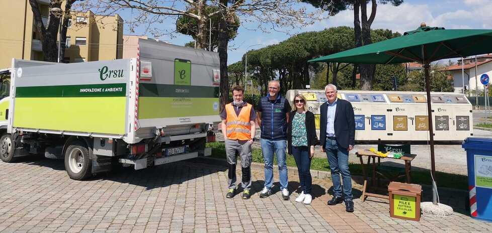 A destra il sindaco Marcello Pierucci e l’assessora all’ambiente Sara Pescaglini davanti all’EcoMobile Ersu
