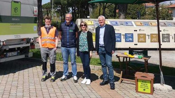 A destra il sindaco Marcello Pierucci e l’assessora all’ambiente Sara Pescaglini davanti all’EcoMobile Ersu
