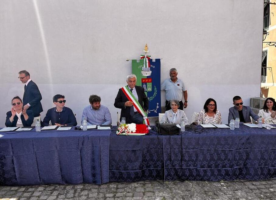 Il tavolo della maggioranza Corsini nel consiglio comunale tenuto sulla terrazza del Barcocaio