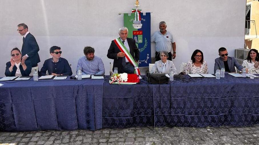 Il tavolo della maggioranza Corsini nel consiglio comunale tenuto sulla terrazza del Barcocaio