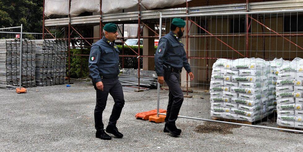 Militari durante un controllo. Foto guardia di finanza