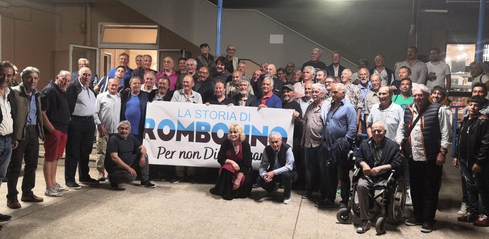 Foto di gruppo a fine serata con i protagonisti della cena al circolo Carli di Salviano