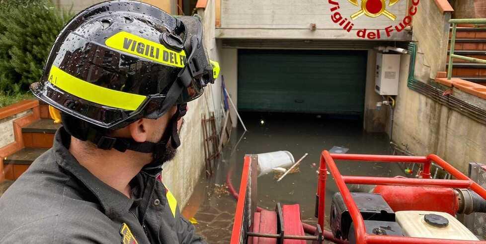 Vigili del fuoco con le idrovore per un garage allagato a Montelupo