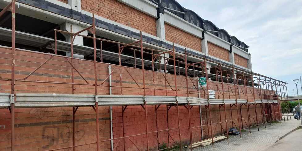 Le impalcature montate da qualche giorno sul lato parzialmente crollato del palazzetto dello sport