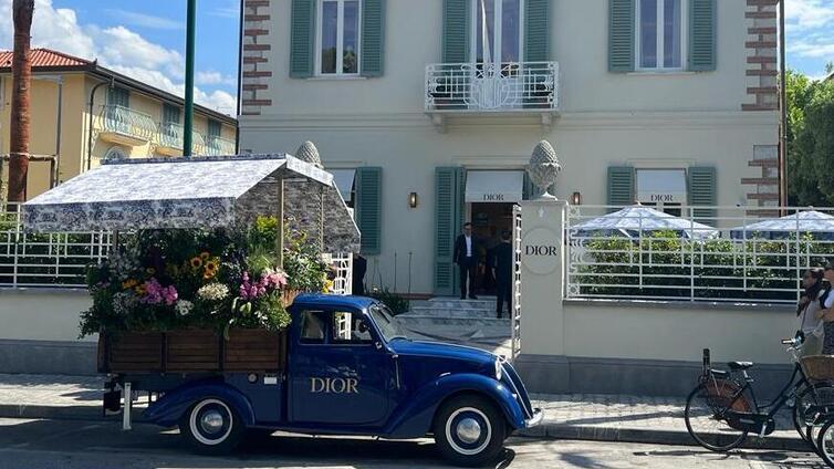 Forte dei Marmi, ha aperto la villa-boutique della Maison Dior: fiori e storico camioncino per salutare i clienti