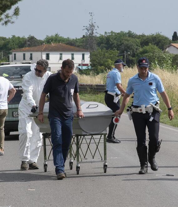 La salma di Cinelli portata via dal luogo dell’incidente (foto Agenzia Bf)