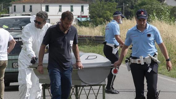 La salma di Cinelli portata via dal luogo dell’incidente (foto Agenzia Bf)