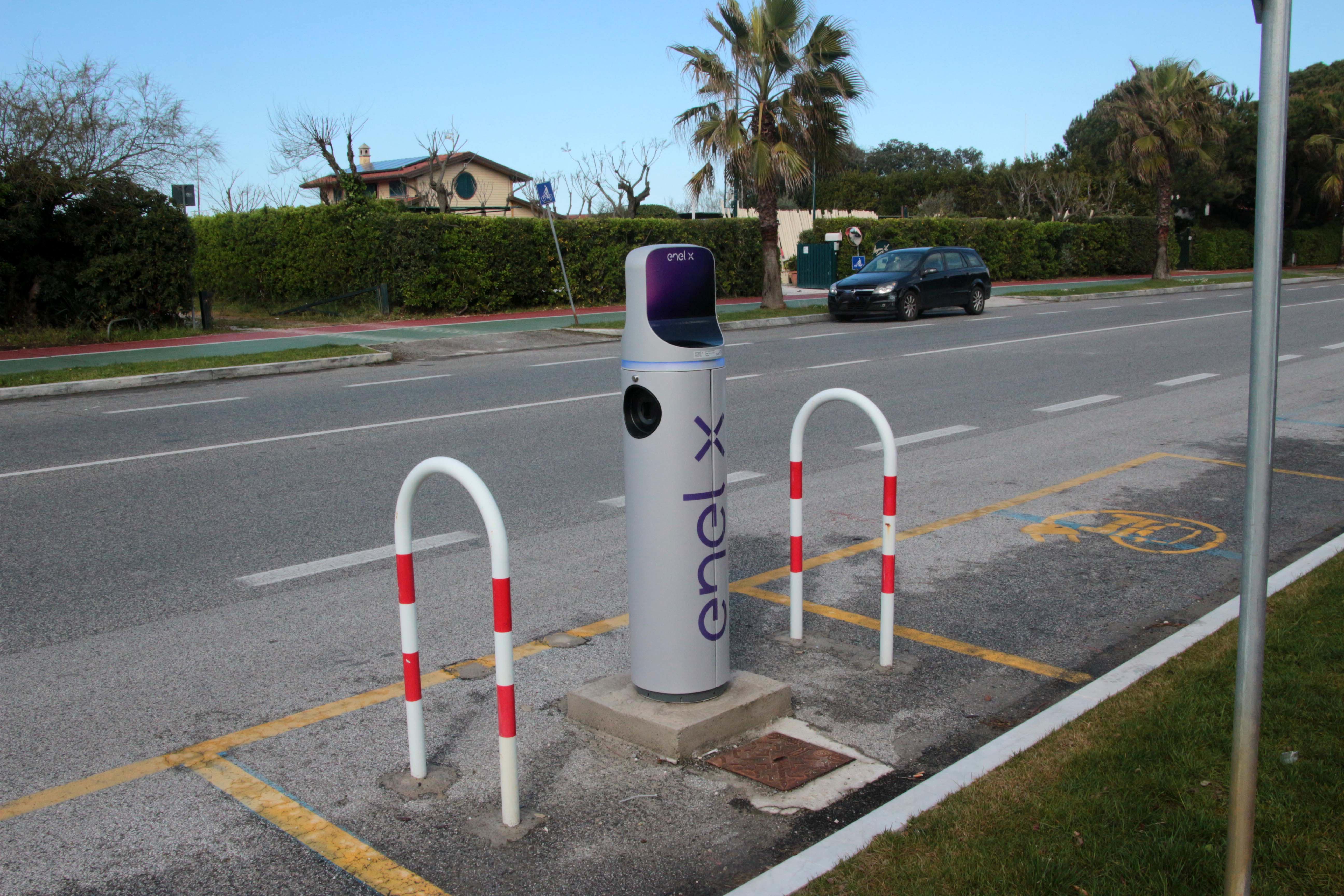Una postazione per la ricarica dei veicoli elettrici di Enel X