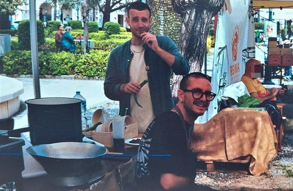 Federico Franchini e Filippo Bianco, i due giovani titolari del pubi “I Fichi Secchi” in piazza Garibaldi a Vada