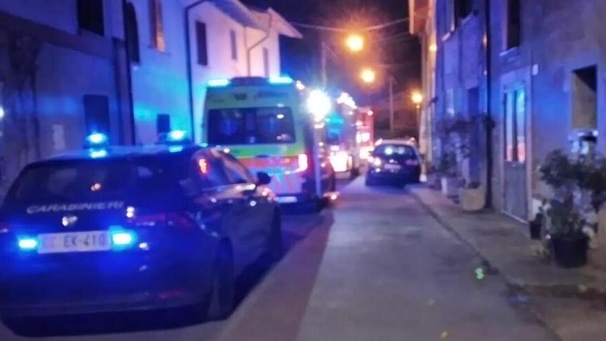 Si sveglia tra fumo e fiamme per l’incendio notturno in casa