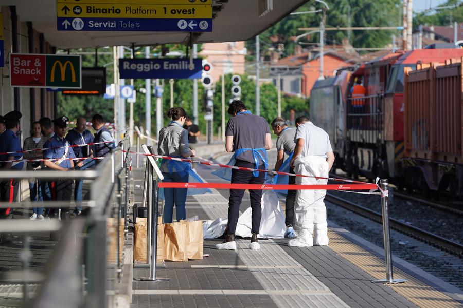 Delitto in stazione «Lo hanno ammazzato davanti ai miei occhi»