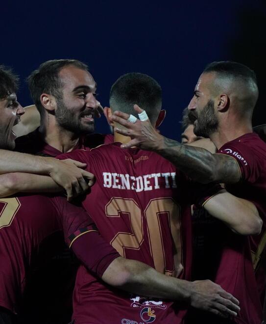 Nicastro abbracciato dopo un gol (Franco Silvi)