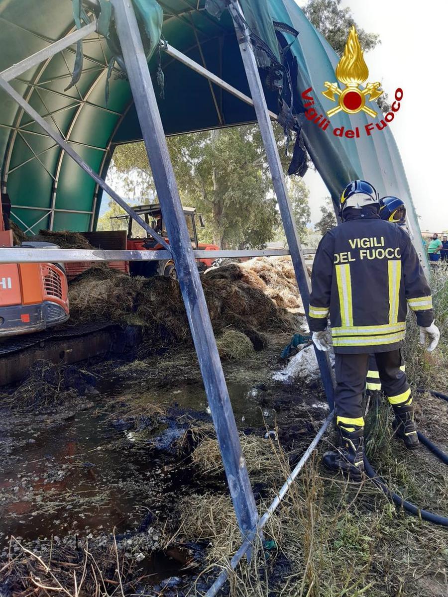 Incendio in un fienile a Jerzu durante la notte, danni rilevanti
