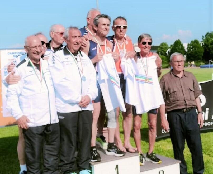Due medaglie d’oro con le staffette e due argenti