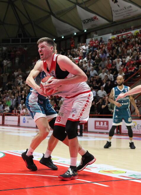 È un super Daniele Magro quello visto ieri sera al PalaCarrara:  20 punti e 9 rimbalzi (foto Nucci/Innocenti)