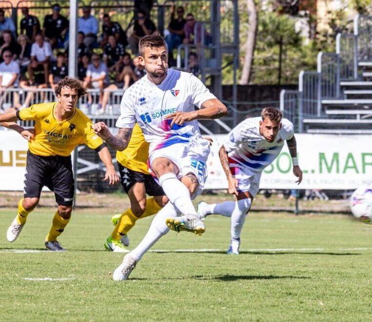 Un calcio di rigore del bomber in un match della stagione passata