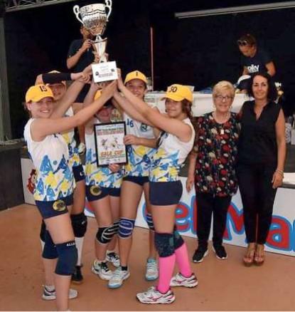La squadra vincitrice dell’edizione 2022 del torneo organizzato dal Volley Cecina (foto Marco Vedovi)