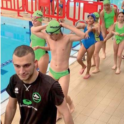 Gli atleti della società Master Lab Nuoto di Rosignano