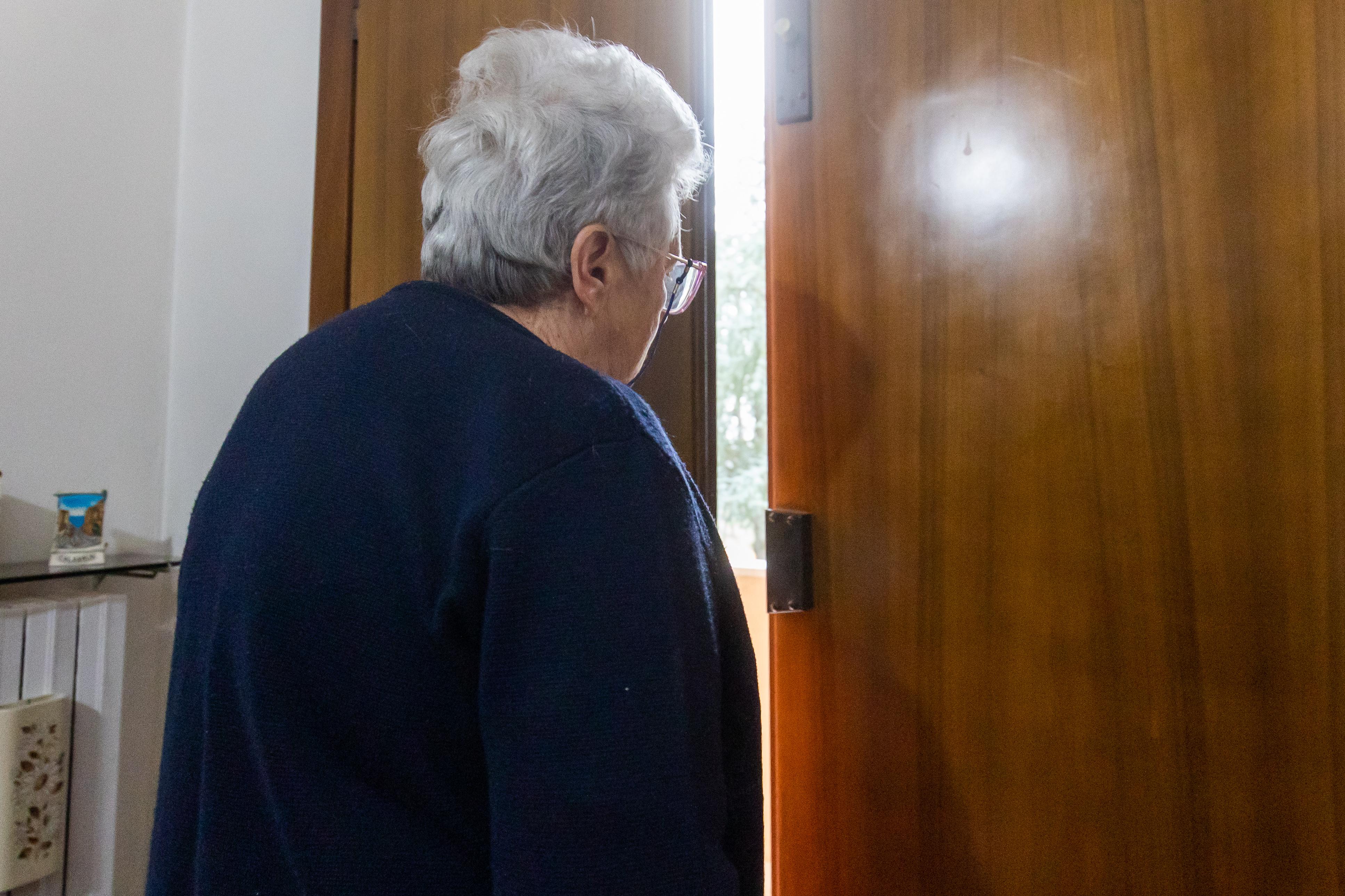 Un'anziana truffata (foto di repertorio)